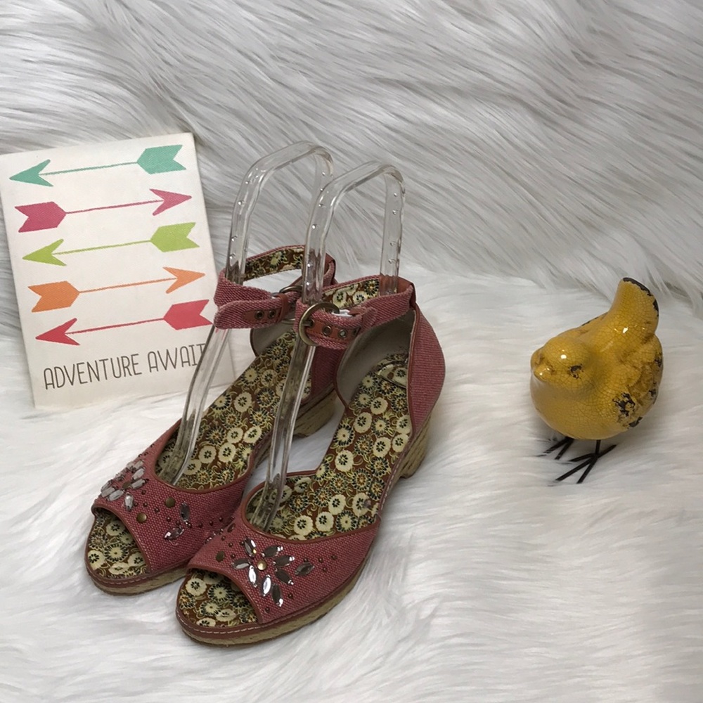 Mauve canvas strapped wedges size 8